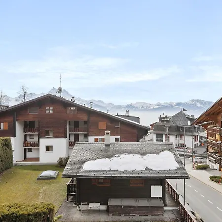 Triplex In Centre With Parking *