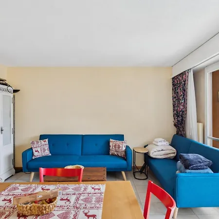 Triplex In Centre With Parking *